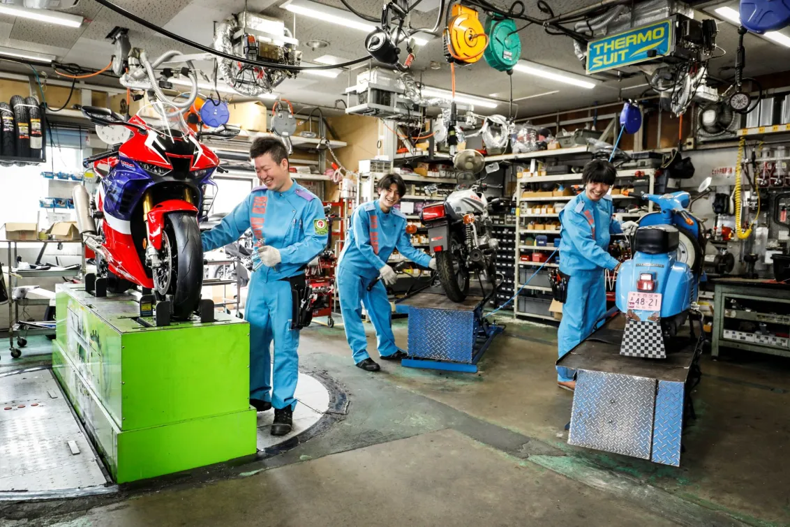 株式会社レッドバロン_高井田店_整備スタッフ