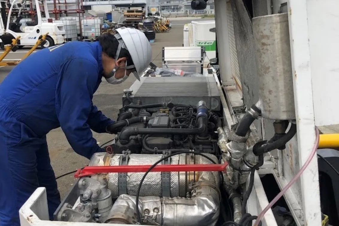 株式会社浅井　整備士　作業背景