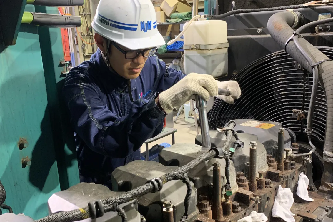 発電機のエンジン分解修理作業（関東建機センターにて）