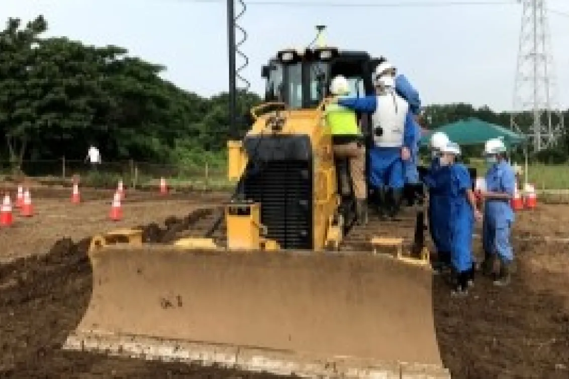 東京レンタル株式会社_韮山営業所_作業中