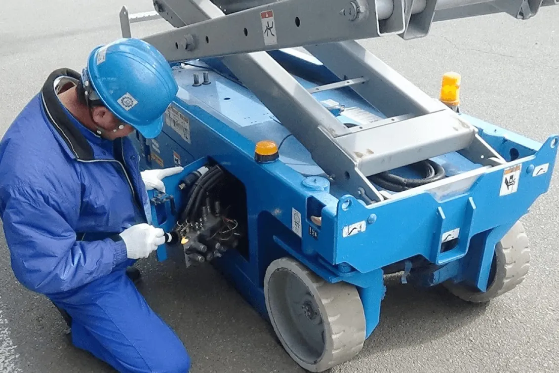 株式会社レント_名古屋営業所_建機整備風景