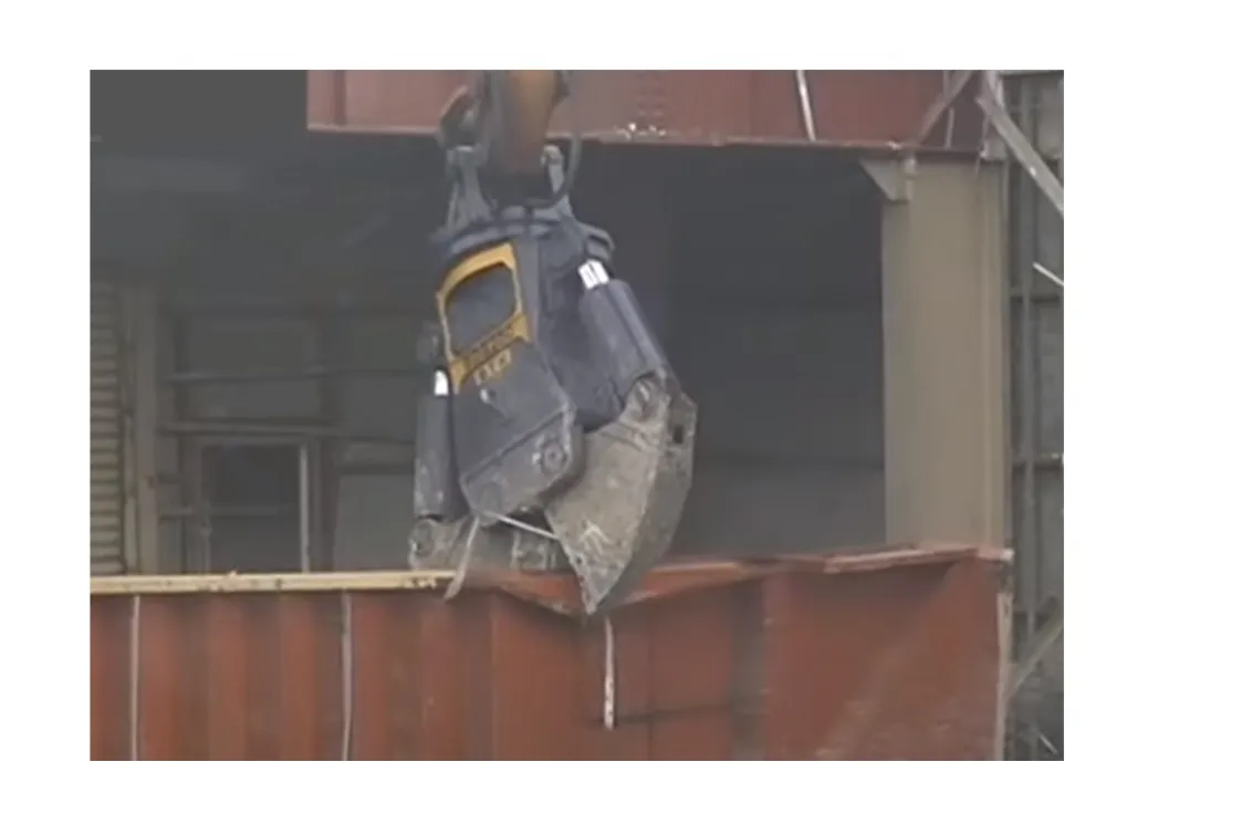 株式会社エステーケー_盛岡支店_機械稼働風景_鉄階段切断作業