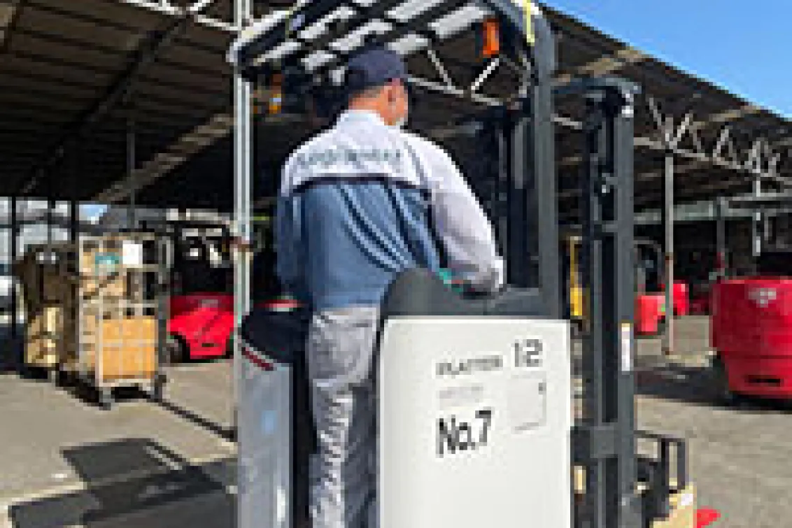 ニチユ製フォークリフト_日輸工業_整備作業中のフォークリフト移動