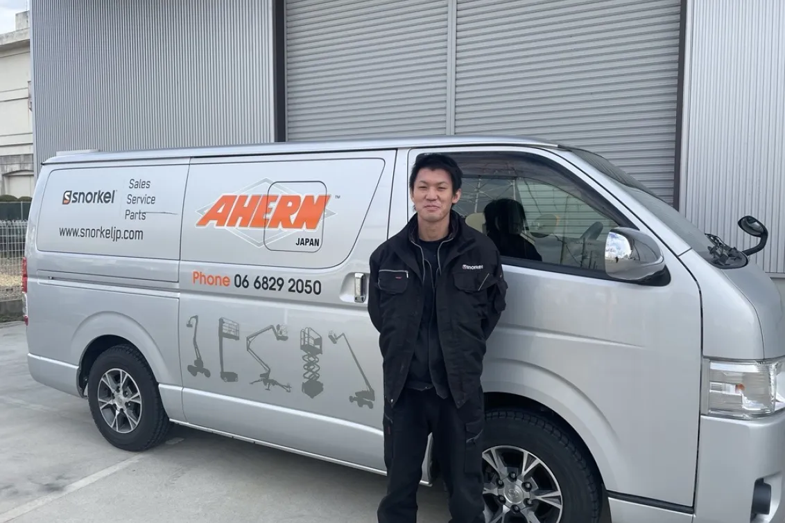 サービススタッフとサービスカー