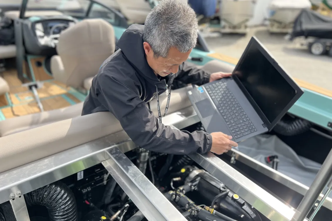 エルアイビーリゾート株式会社_LIBボートメカニック部門_作業風景