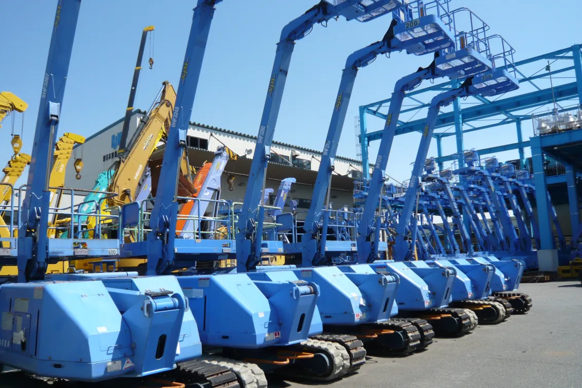 クローラ式高所作業車（関東建機センターにて）