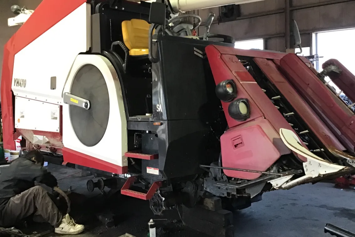 阿部農機株式会社_中山サービスセンター_整備風景