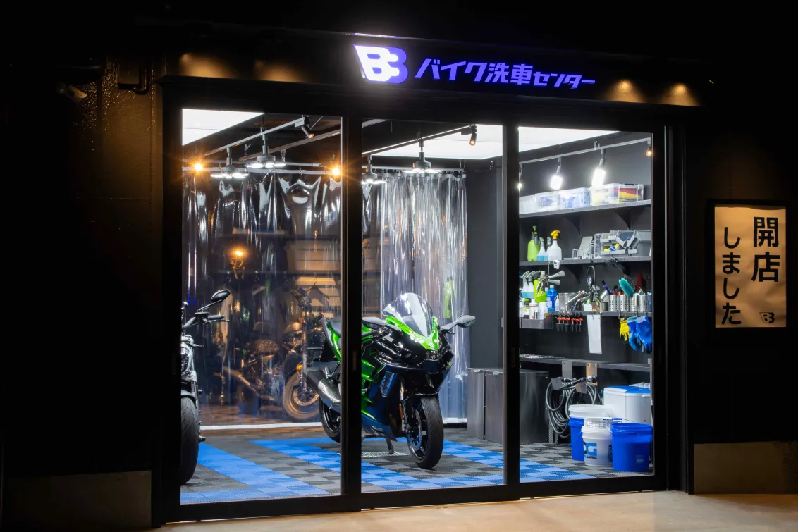バイク専門のガラスコーティング洗車のプロショップです　冷暖房完備　労働環境も安定でホワイトな職場で給与水準も高いです