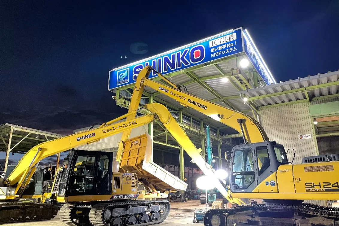 新光重機株式会社_成田営業所_建機ライトアップ