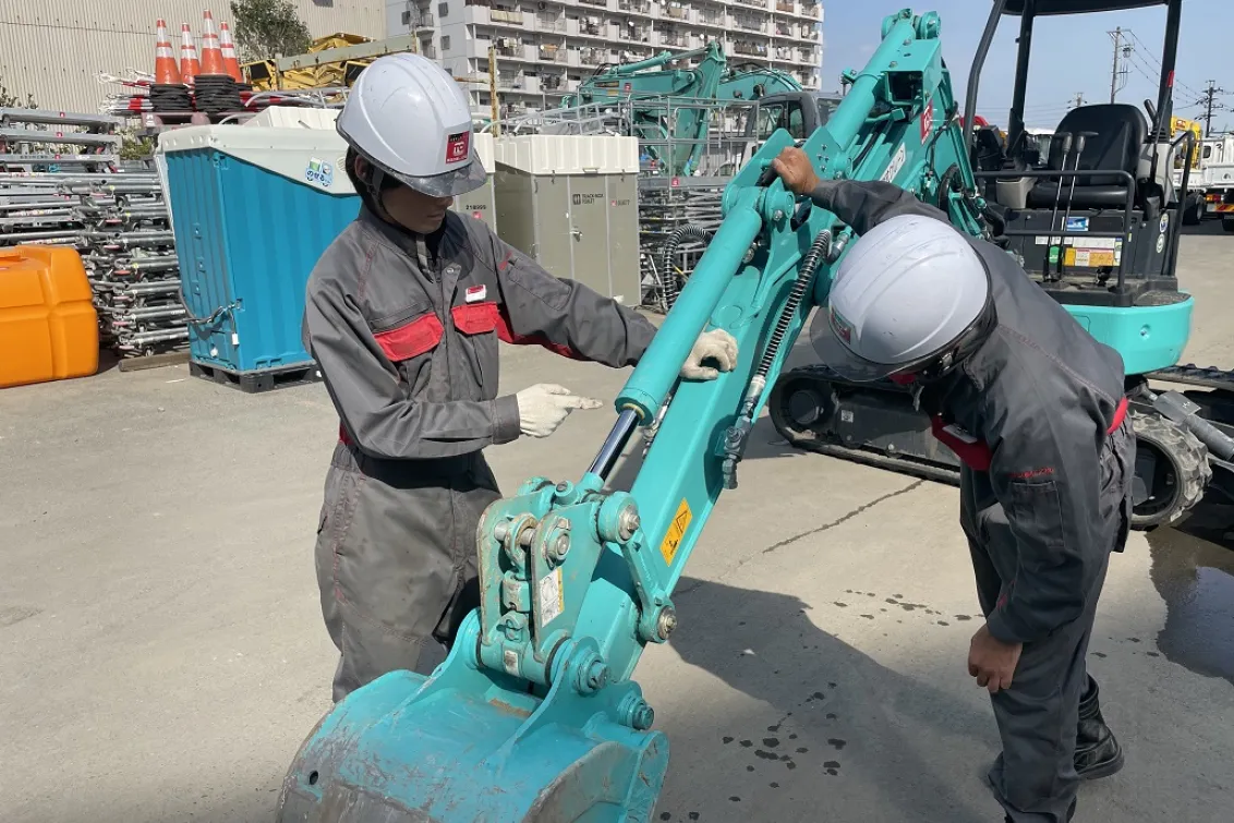 株式会社東海大阪レンタル_西濃営業所_整備風景