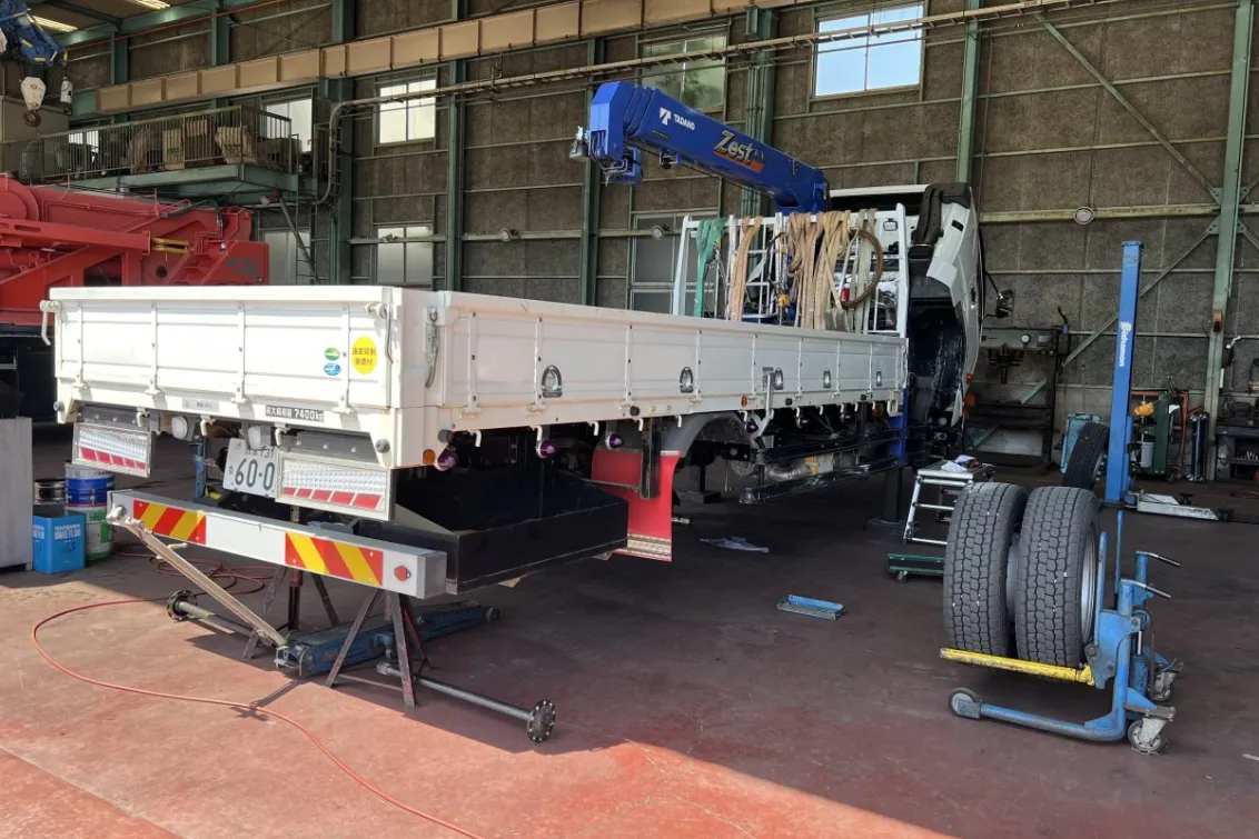 東栄自動車工業　整備作業背景