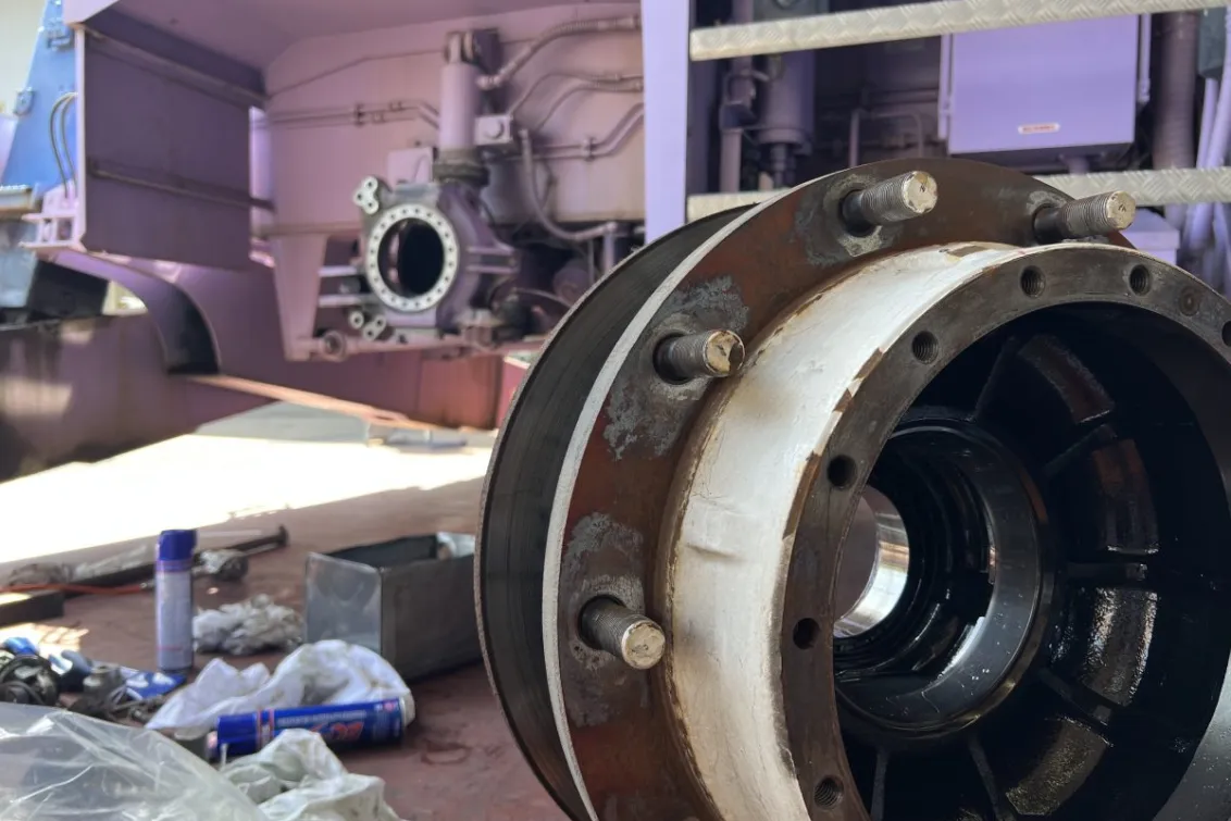 東栄自動車工業　整備作業背景