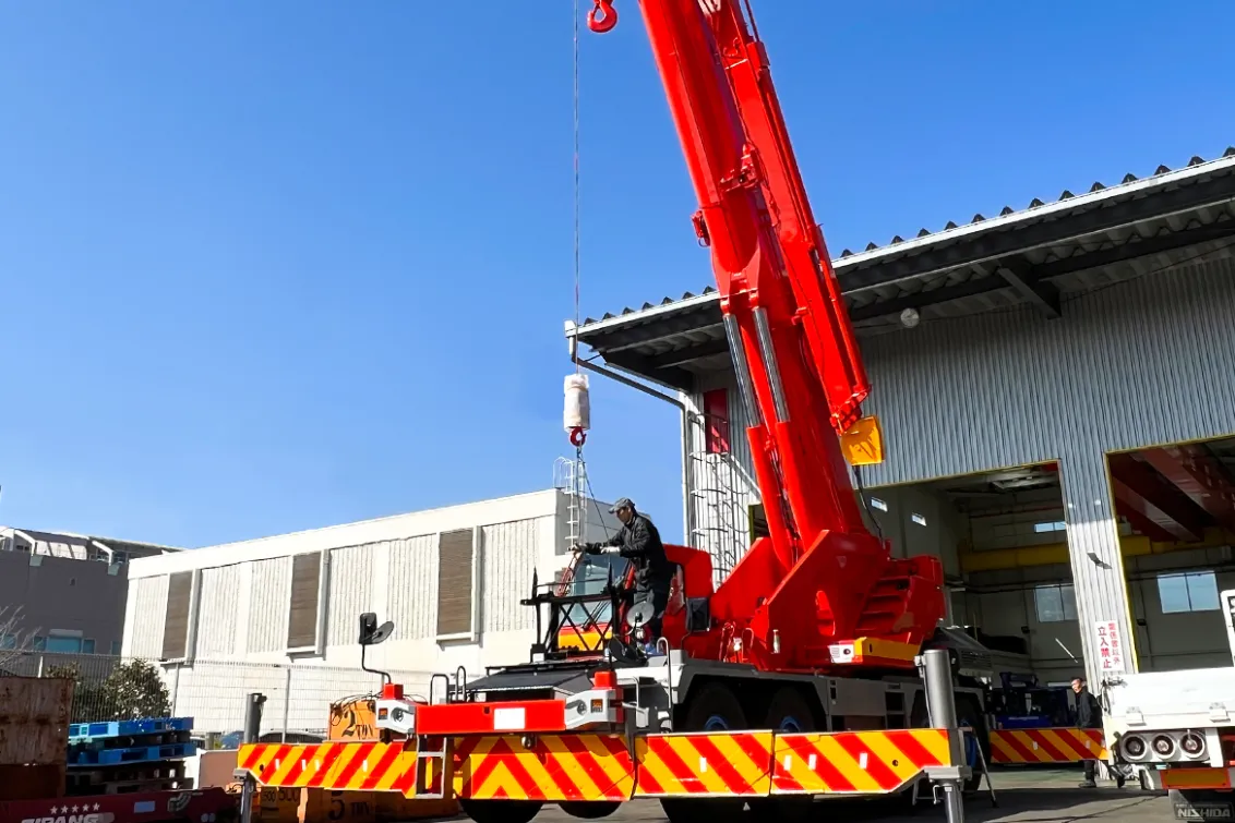 東栄自動車工業　整備作業背景