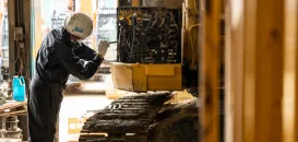 解体建機の点検・メンテナンスやアタッチメントの修理を行います。