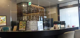 三愛自動車ホールディングス株式会社　サービスフロント　背景