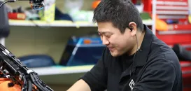 株式会社マルヤスモータース　メカニック　作業背景