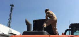 日立建機日本株式会社_福岡営業所_建機整備風景