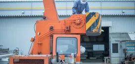 株式会社三洋テクニックス株式会社_卸町工場_建機整備風景