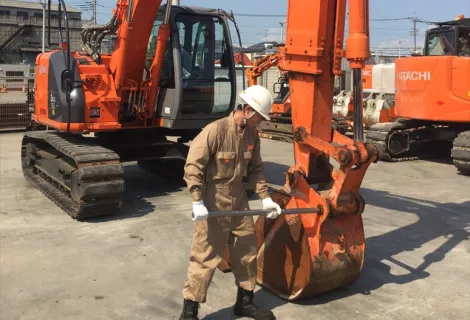 日立建機日本株式会社_沖縄中央営業所_建機整備風景