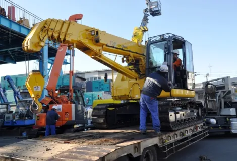 クレーンの返却入庫作業（関東建機センターにて）