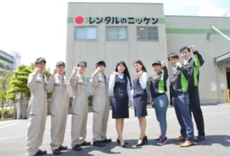 株式会社レンタルのニッケン_世田谷営業所_社屋と若手スタッフ