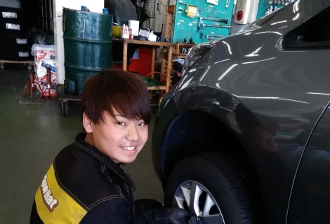 株式会社岐阜イエローハット_県庁西店_スタッフ作業中