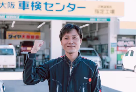 小浦石油株式会社_赤坂台車検センター_整備士正面
