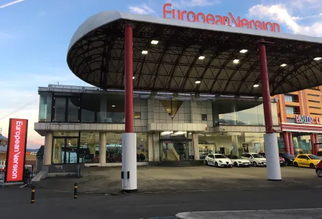 株式会社バージョングループ_アバルト福岡_外観