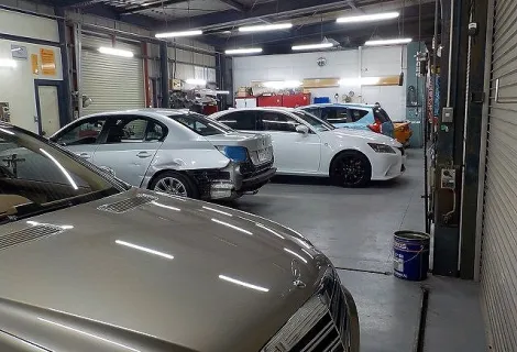 株式会社バンオートボディ_整備工場内風景