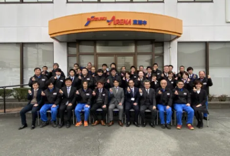 アリーナ東熊本株式会社_店舗前_集合写真