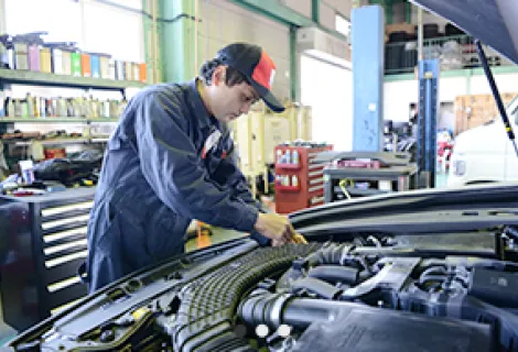 西自動車株式会社_小型整備工場_従業員
