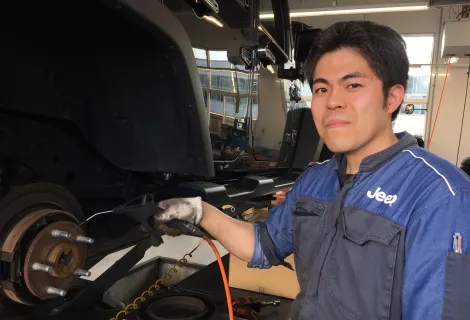 株式会社インポート・プラス_アバルト青森_スタッフ作業中