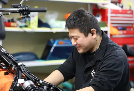 株式会社マルヤスモータース　メカニック　作業背景