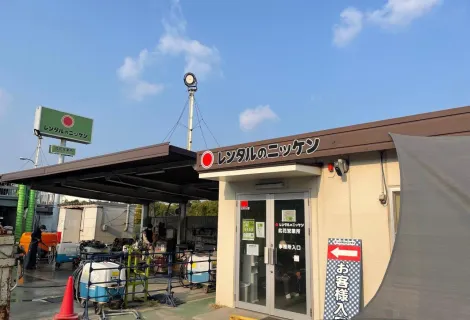 株式会社レンタルのニッケン_東日本製鉄所君津営業所_機械備品と若手スタッフ