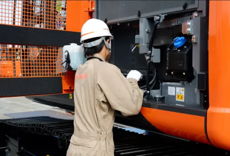 日立建機日本株式会社_諫早営業所_建機整備風景