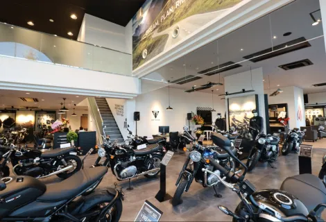 株式会社ホワイトハウス_トライアンフ三重_店内