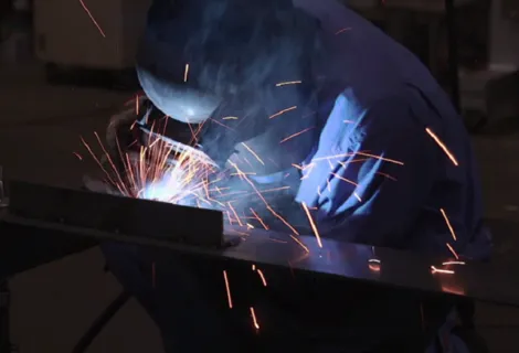 株式会社冨士製作所_本社_レーザー加工作業風景