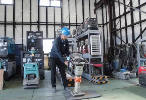 株式会社東リース_千葉北営業所_ランマー整備風景