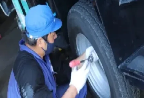 キチナンオートワークス株式会社_整備センター_整備風景