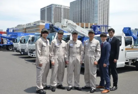 株式会社レンタルのニッケン_板橋営業所_建機とスタッフ