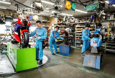 株式会社レッドバロン_高槻店_整備スタッフ