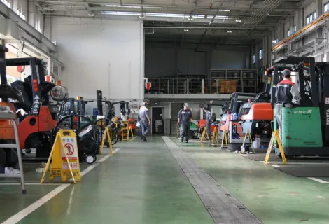 トヨタL＆F茨城株式会社_守谷営業所_整備風景1