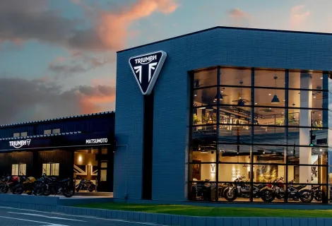 トライアンフ松本_外観写真_夕方