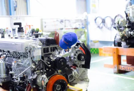 いすゞ自動車エンジン販売株式会社　整備背景