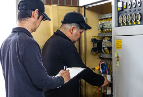 田邊コンプレッサー株式会社　サービスエンジニア　作業背景