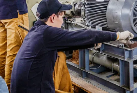 田邊コンプレッサー株式会社　サービスエンジニア　作業背景
