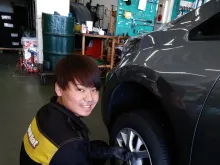 株式会社岐阜イエローハット_県庁西店_スタッフ作業中