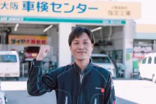 小浦石油株式会社_赤坂台車検センター_整備士正面