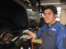 株式会社インポート・プラス_アバルト青森_スタッフ作業中