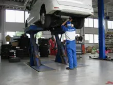 羽後日産モーター_カーメイクアップセンター_整備風景